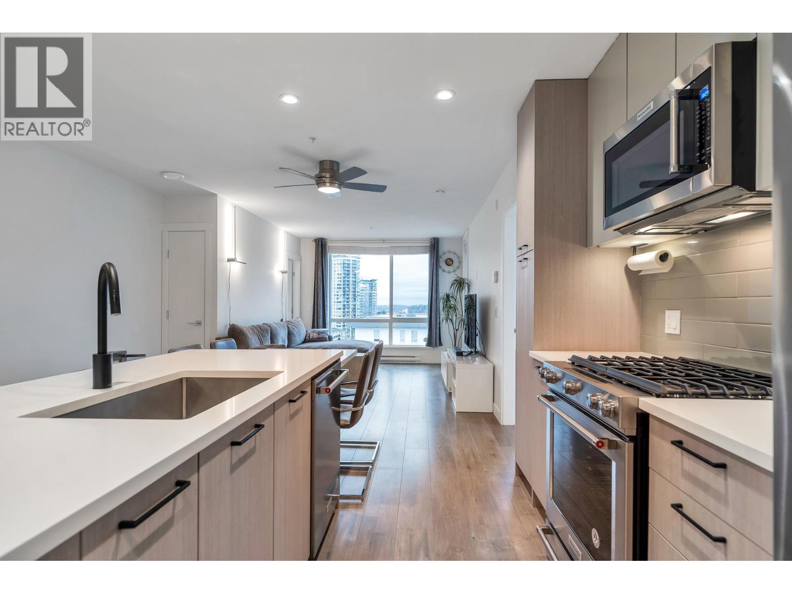 611 707 COMO LAKE AVENUE, Coquitlam
