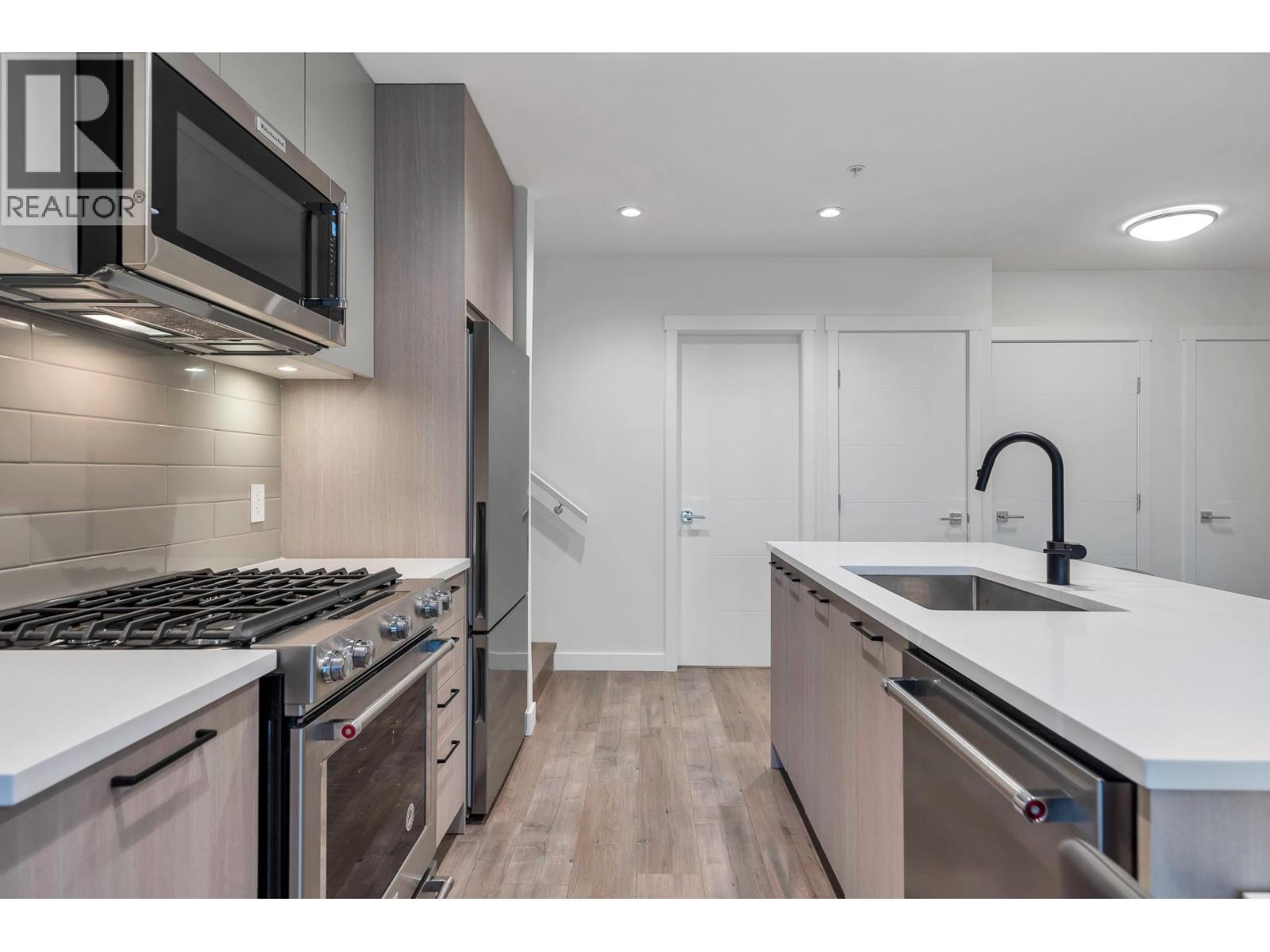 611 707 COMO LAKE AVENUE, Coquitlam