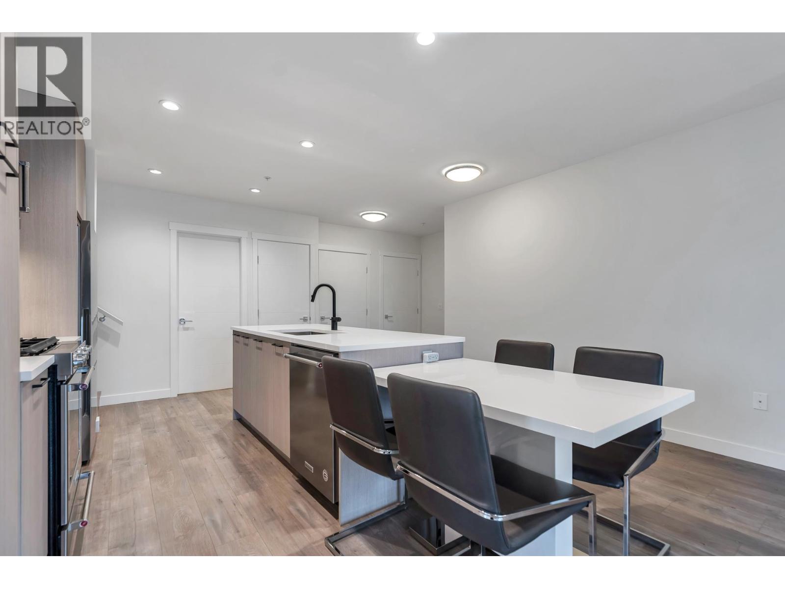 611 707 COMO LAKE AVENUE, Coquitlam