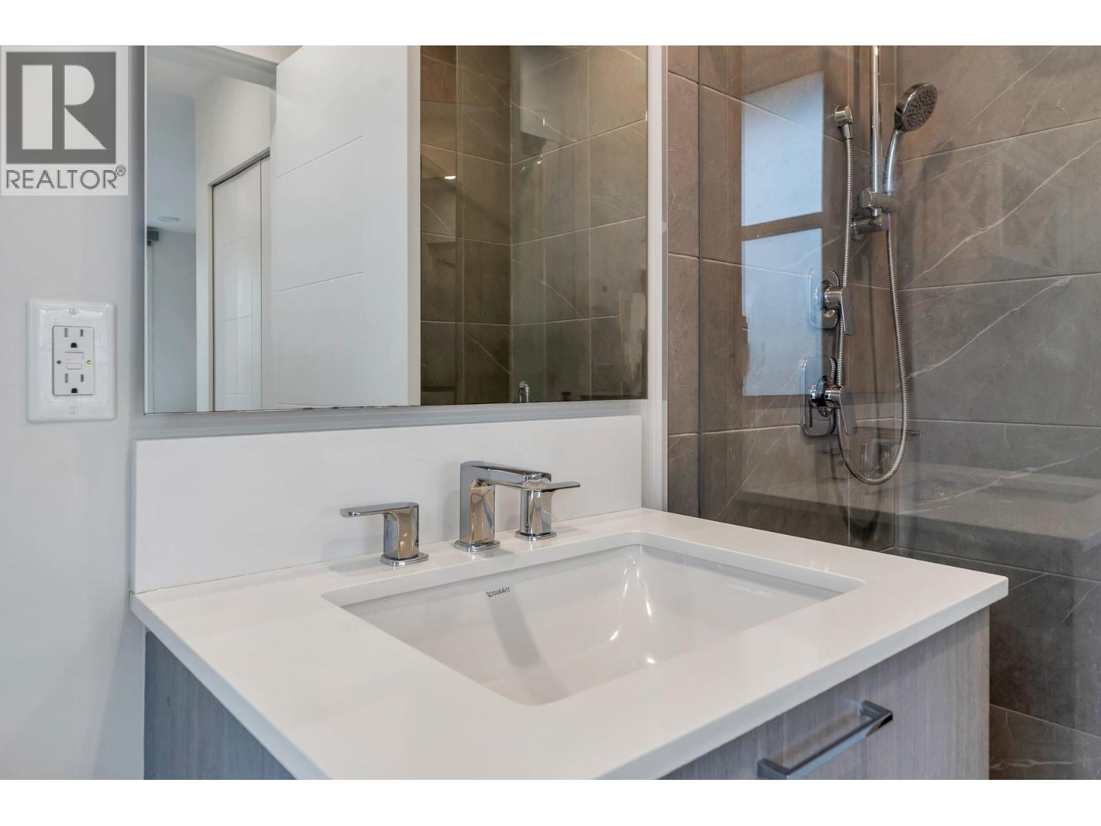 611 707 COMO LAKE AVENUE, Coquitlam