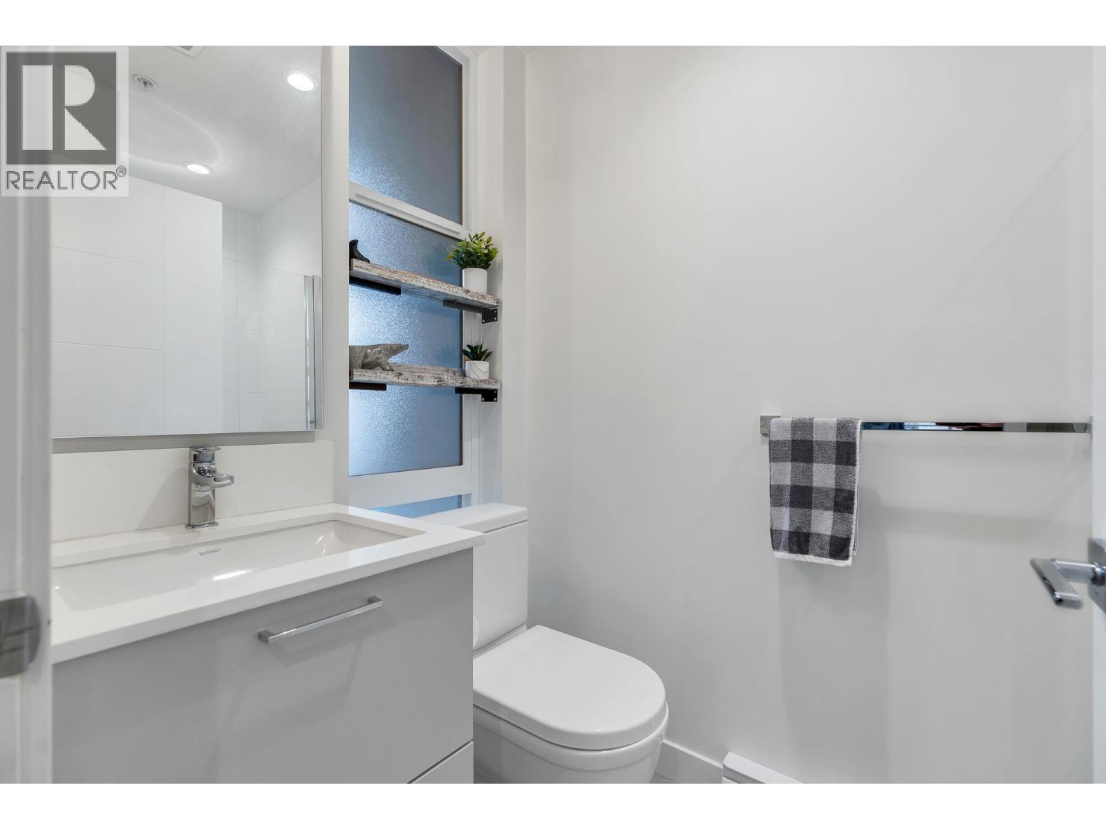 611 707 COMO LAKE AVENUE, Coquitlam