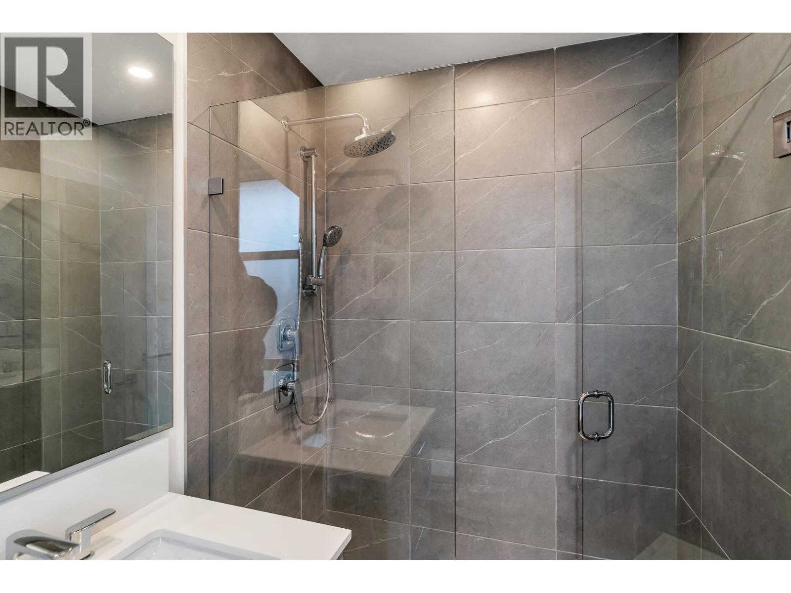 611 707 COMO LAKE AVENUE, Coquitlam