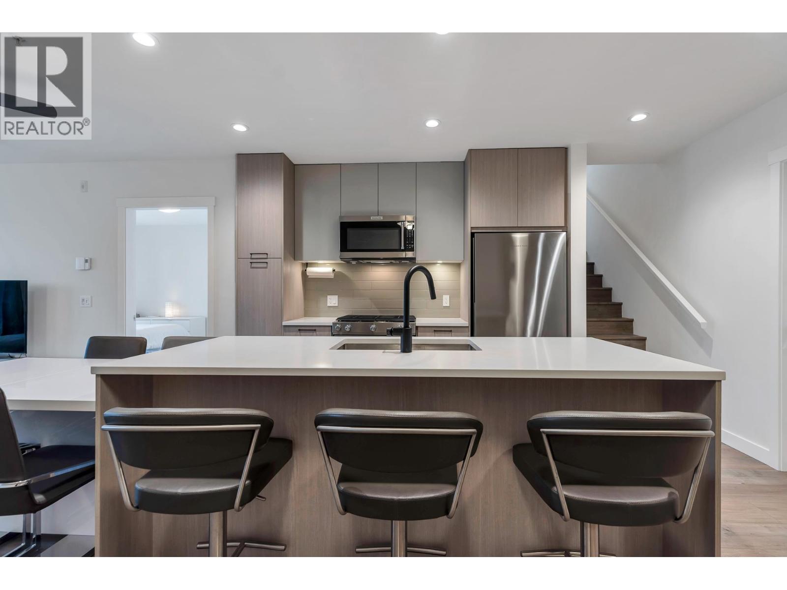 611 707 COMO LAKE AVENUE, Coquitlam