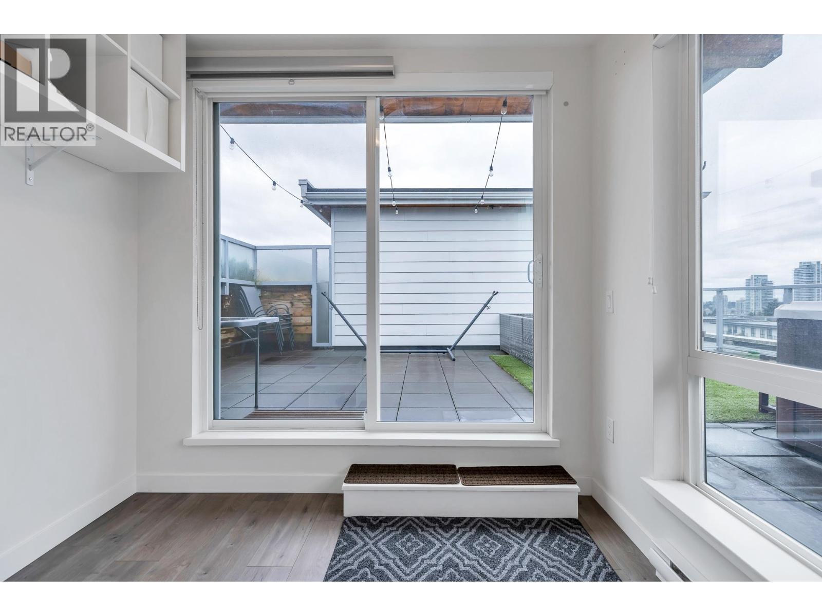 611 707 COMO LAKE AVENUE, Coquitlam