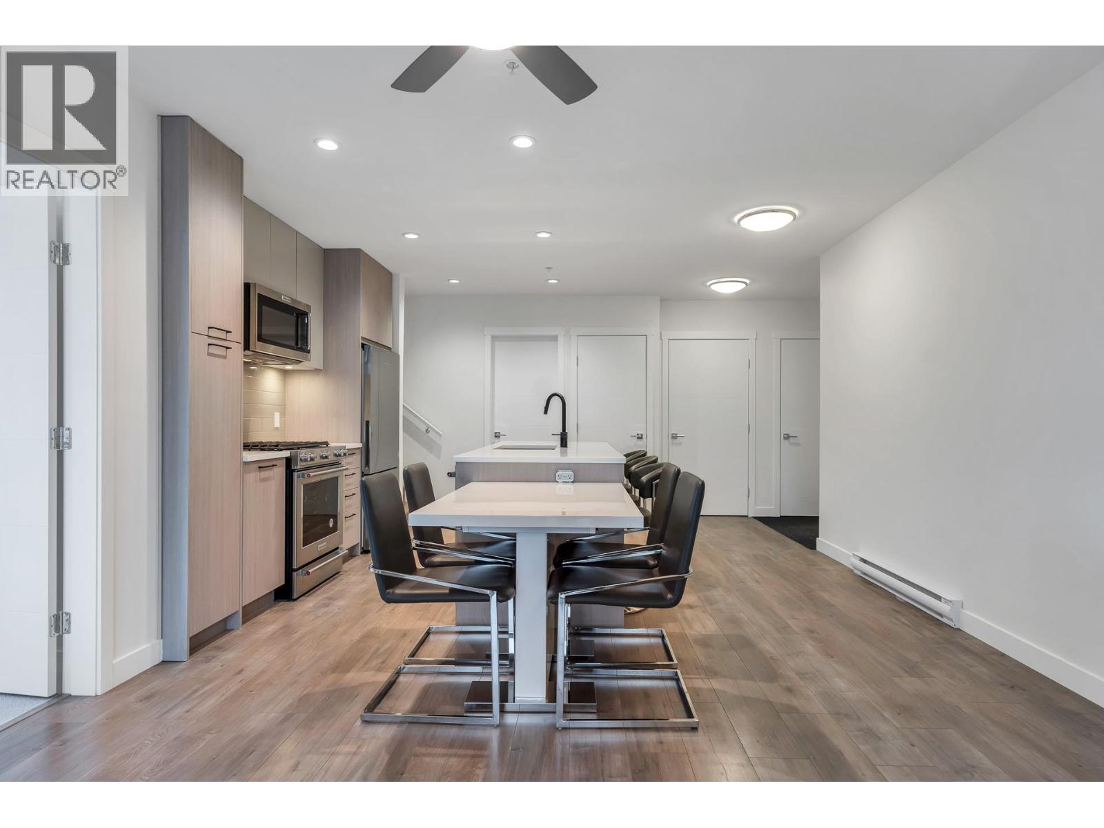 611 707 COMO LAKE AVENUE, Coquitlam