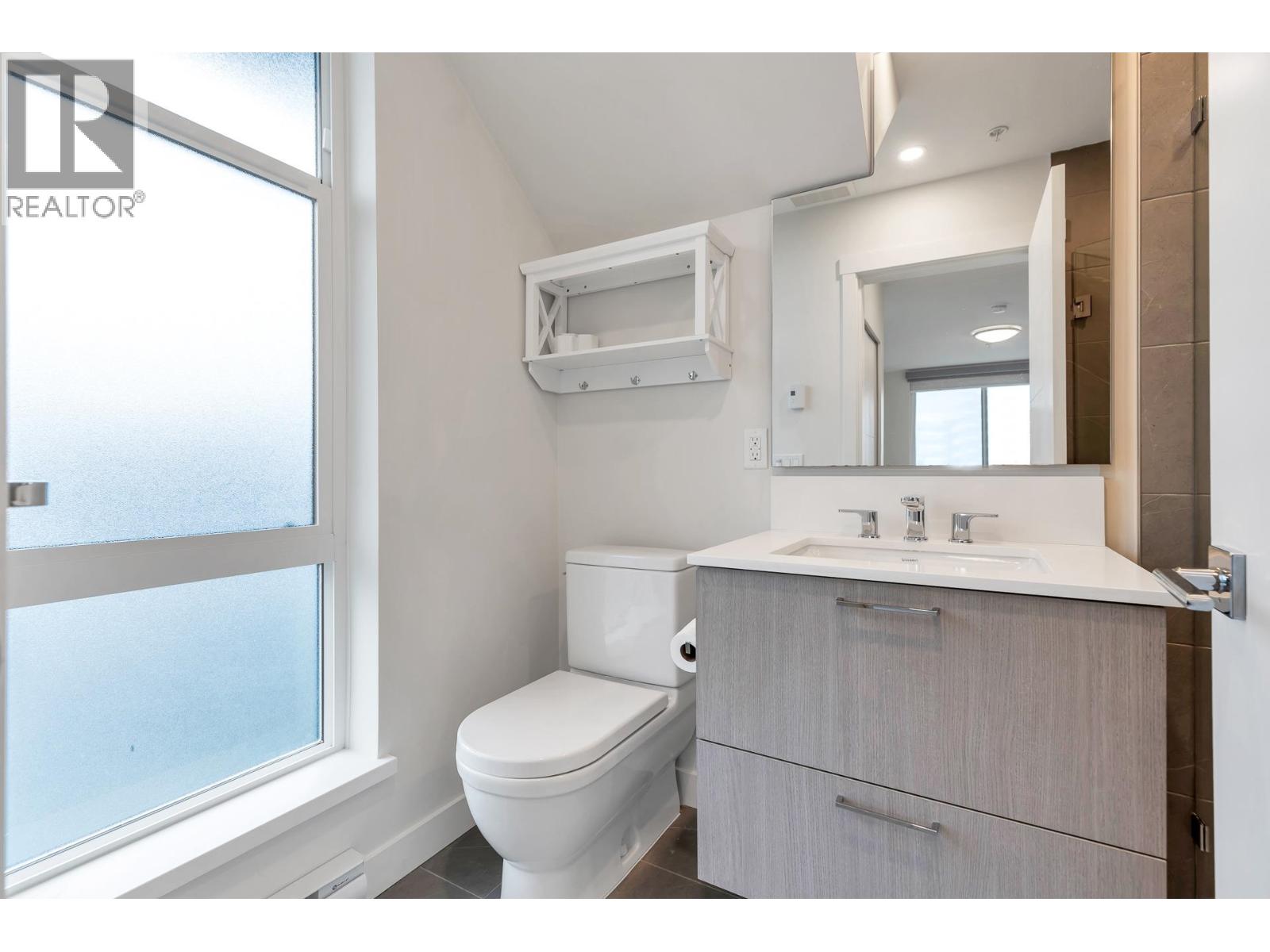 611 707 COMO LAKE AVENUE, Coquitlam