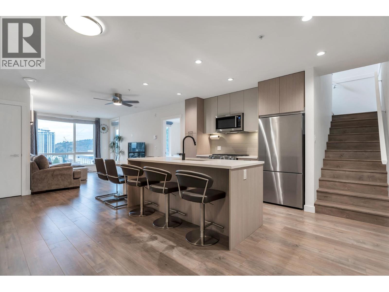 611 707 COMO LAKE AVENUE, Coquitlam
