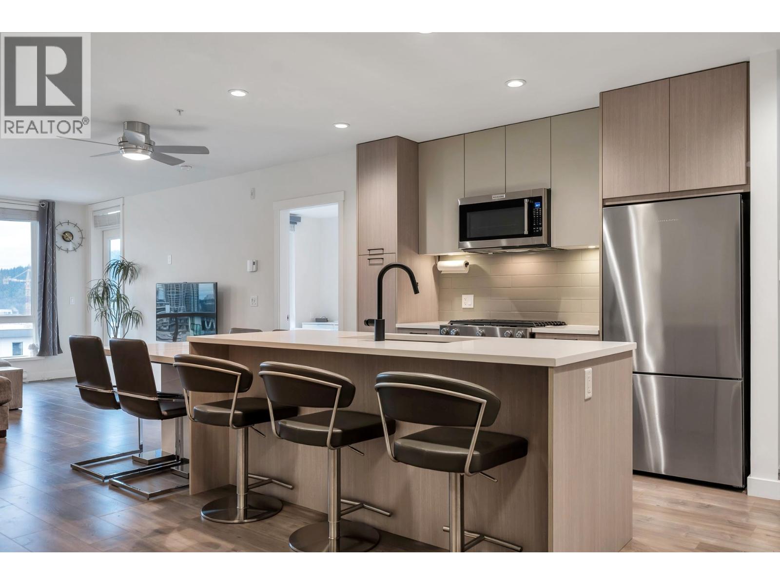 611 707 COMO LAKE AVENUE, Coquitlam