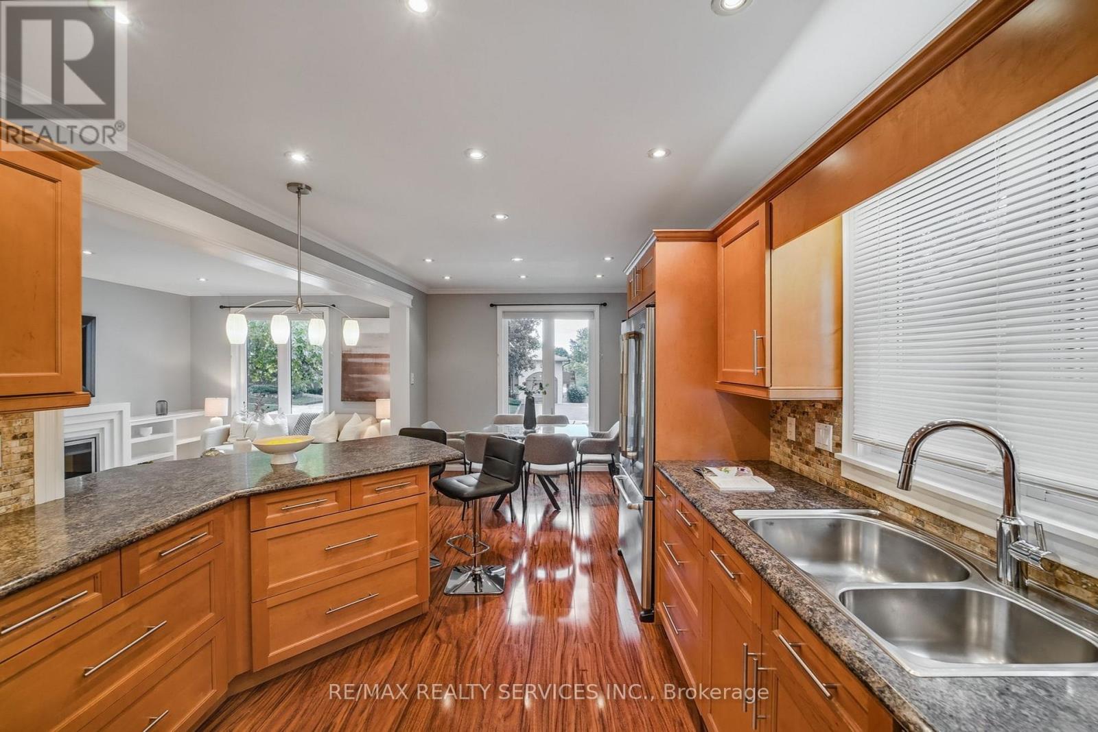 Photo 10 of 67 Westbury Crescent, Cambridge ON