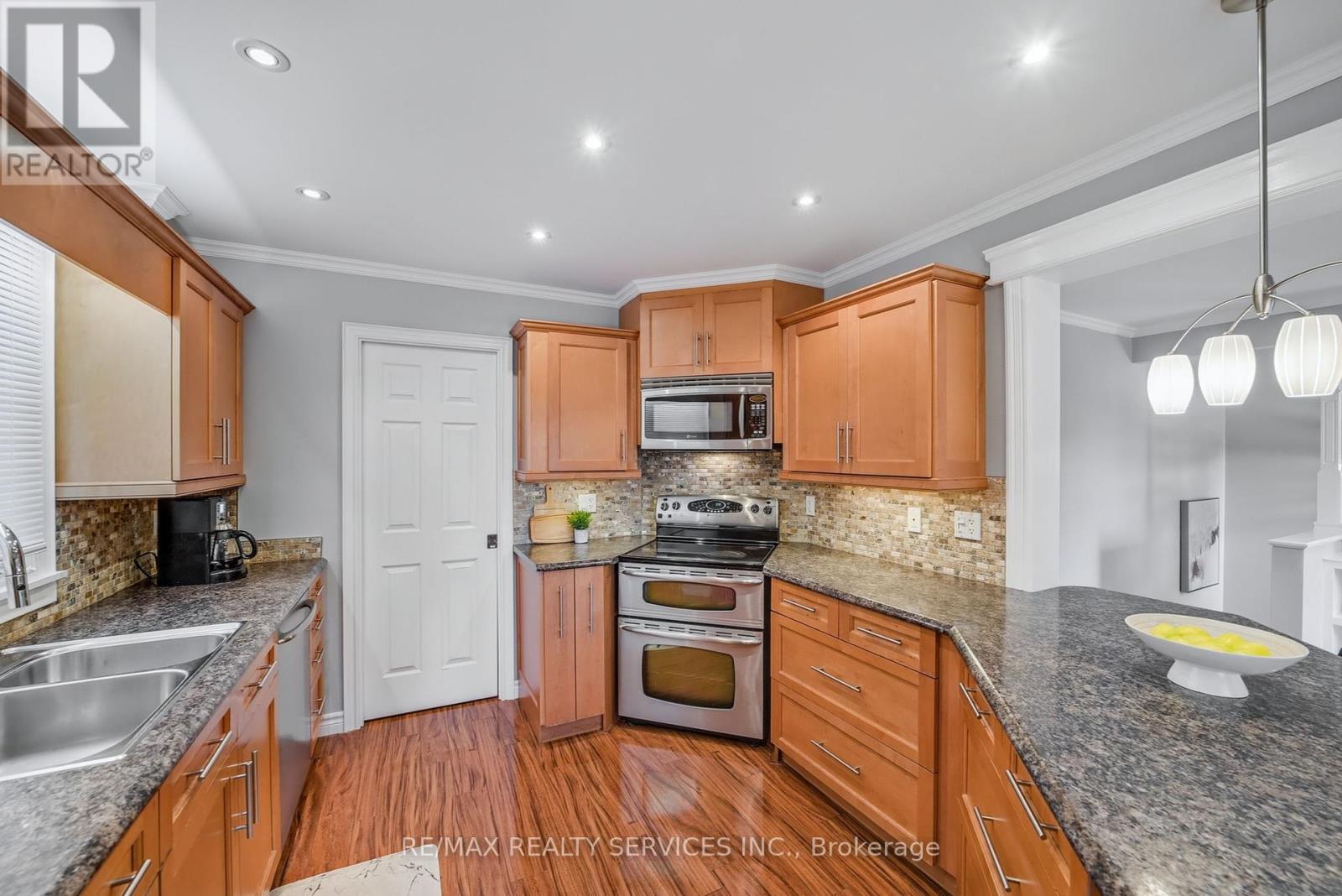 Photo 11 of 67 Westbury Crescent, Cambridge ON