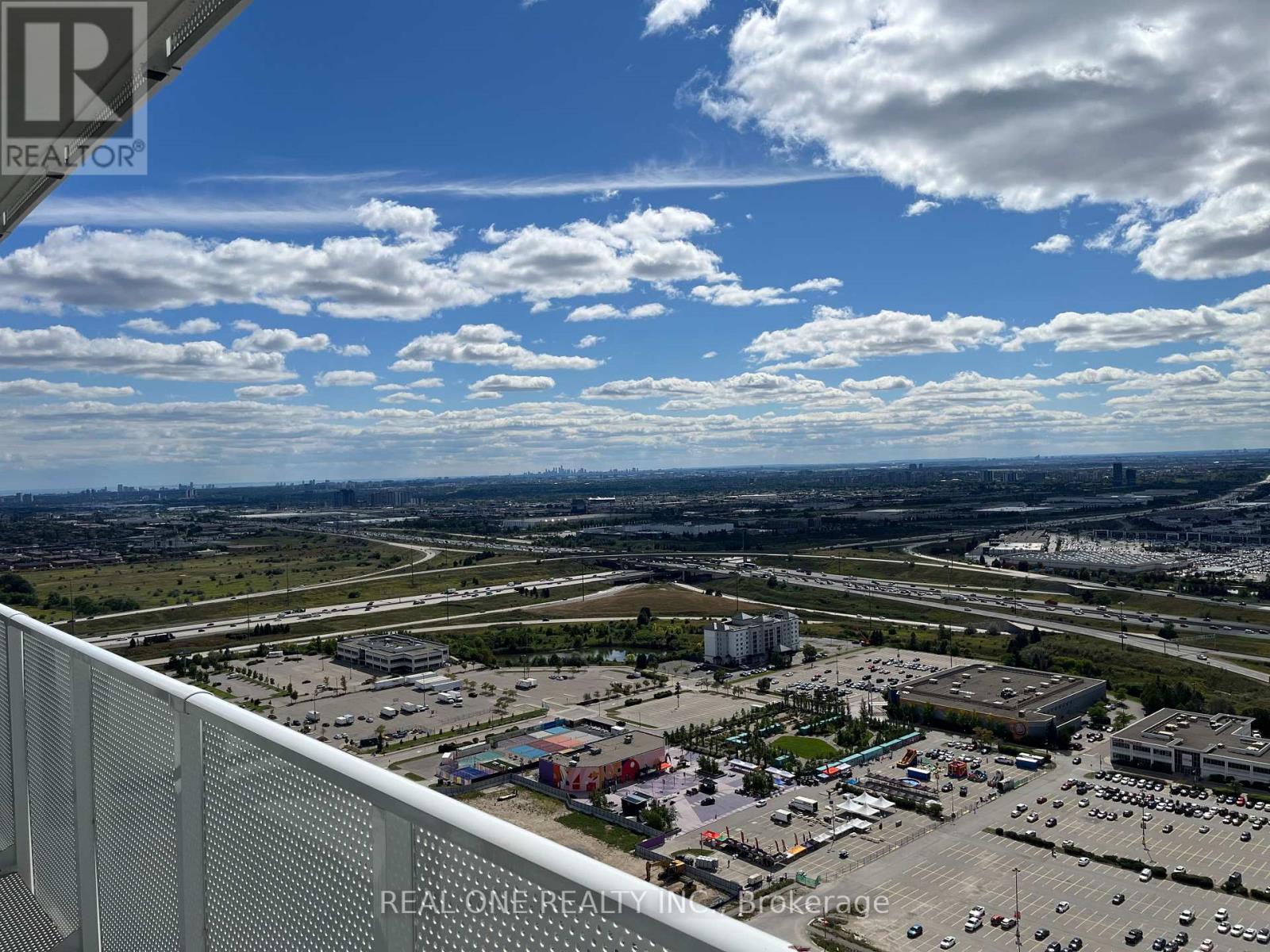 Photo 16 of 4116 28 Interchange Way, Vaughan ON