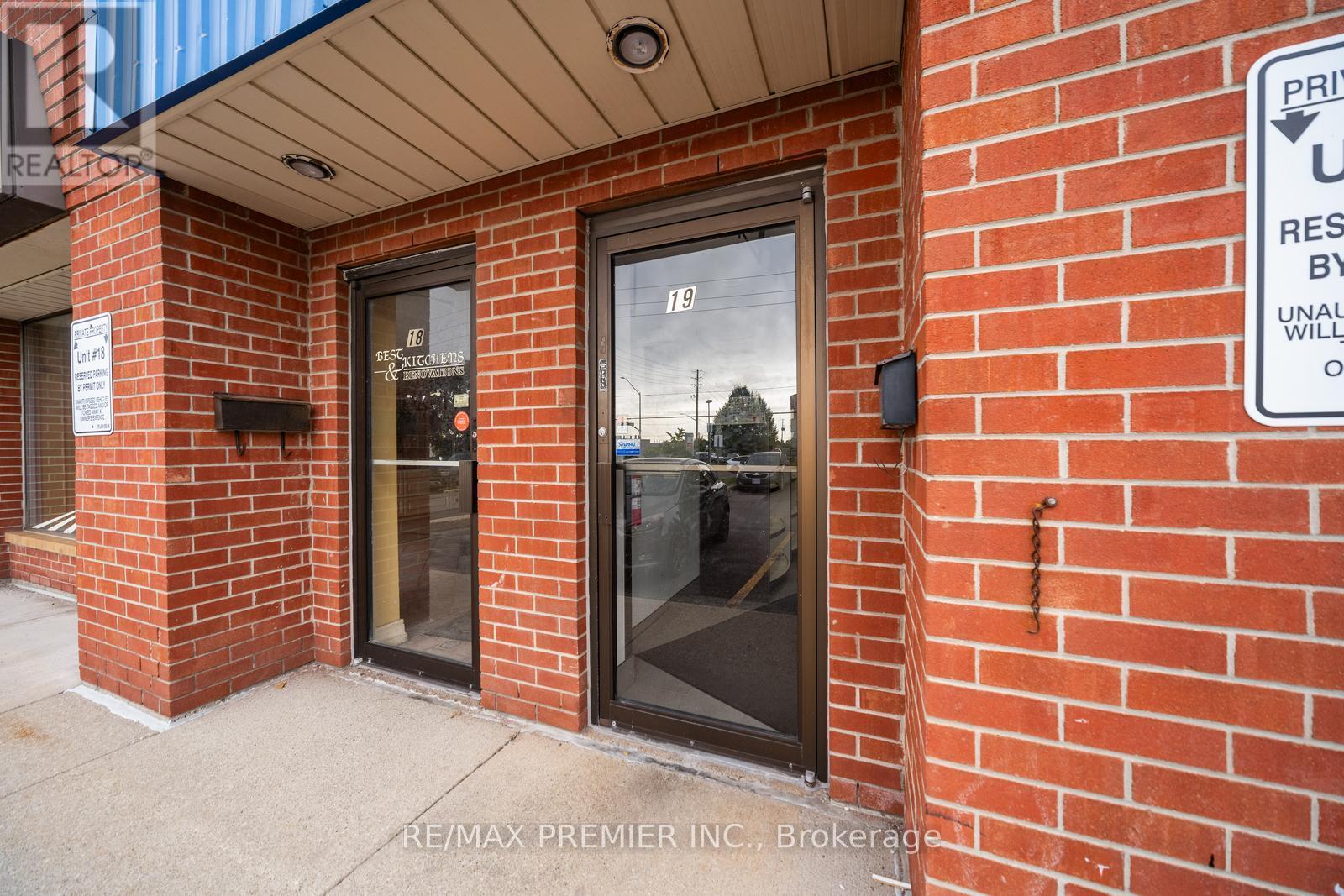 Photo 2 of 19 172 Bullock Drive, Markham ON