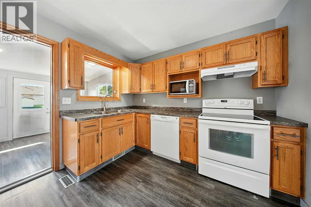 Photo 8 of 4638 48 A Avenueclose, Sylvan Lake AB