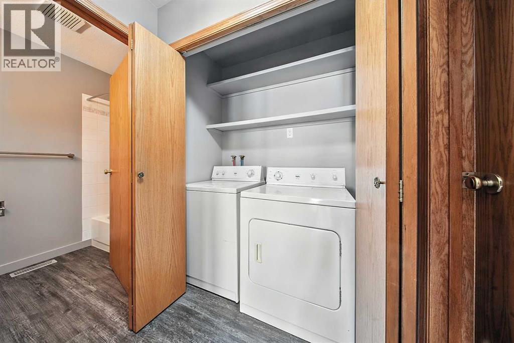 Photo 11 of 4638 48 A Avenueclose, Sylvan Lake AB