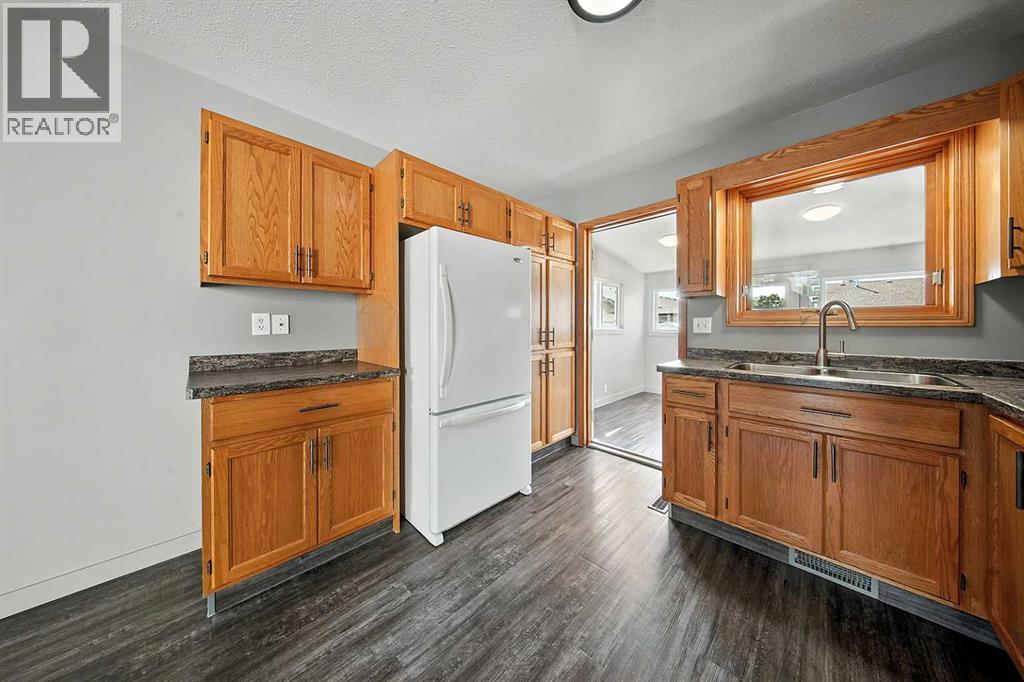 Photo 9 of 4638 48 A Avenueclose, Sylvan Lake AB