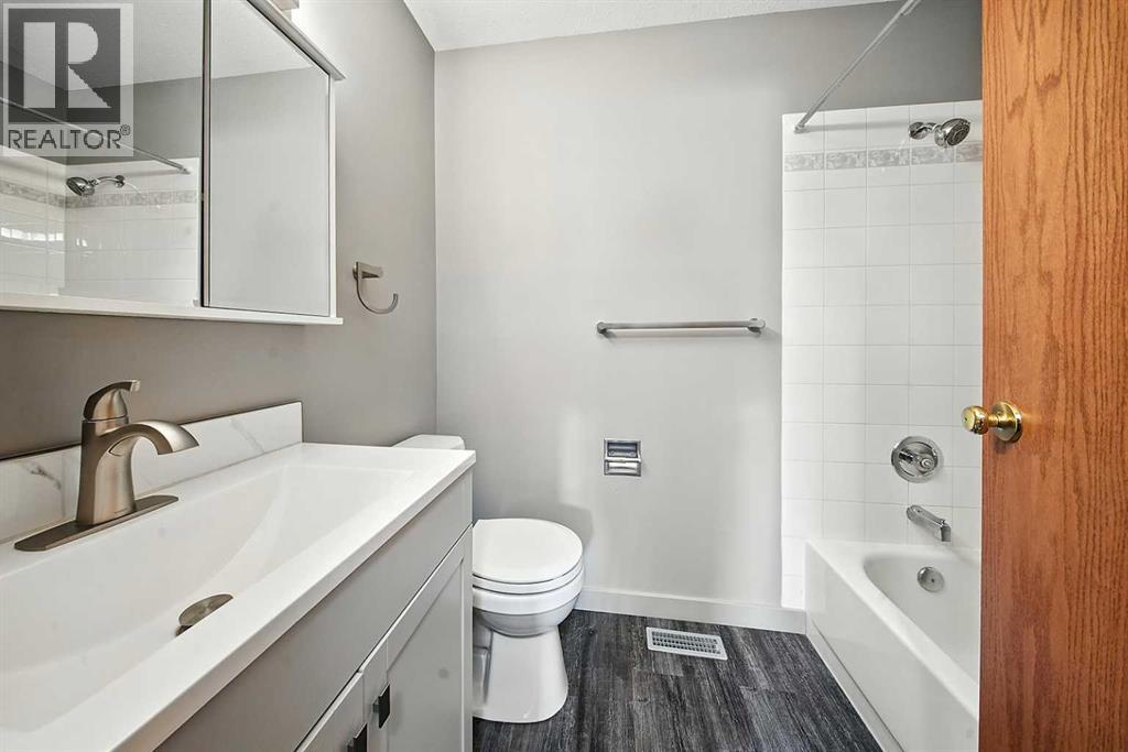 Photo 15 of 4638 48 A Avenueclose, Sylvan Lake AB