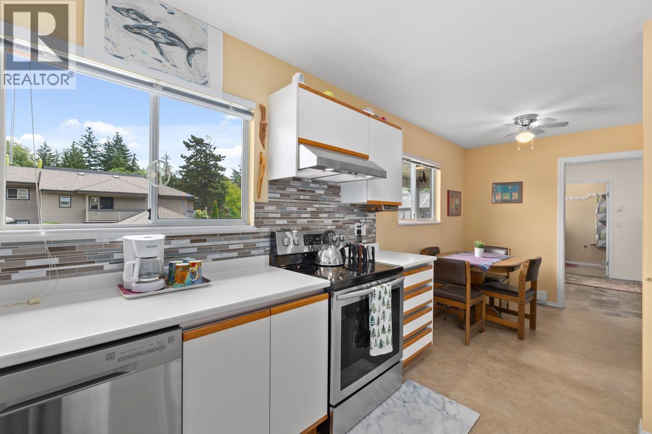 Photo 11 of 824 Roche Point Drive, North Vancouver BC