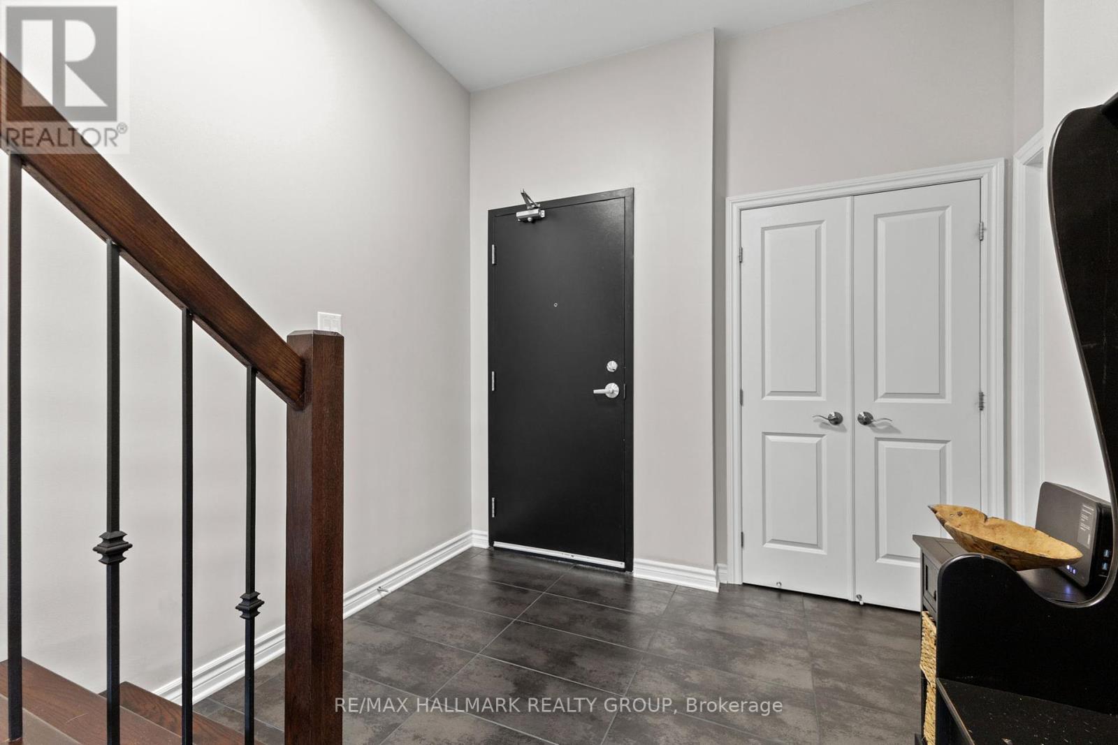 Large foyer when you walk into the unit