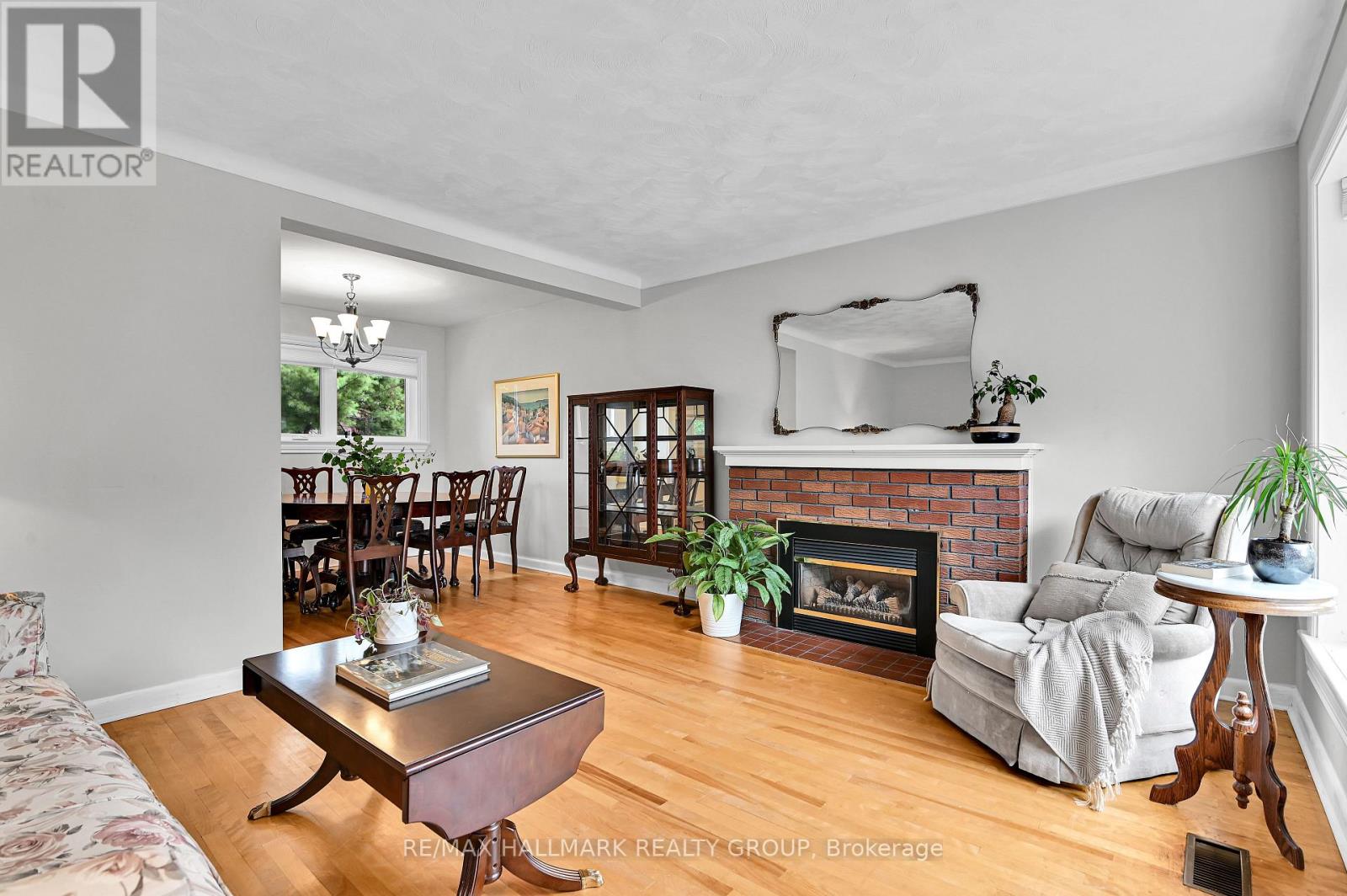 Living Room / Gas Fire Place