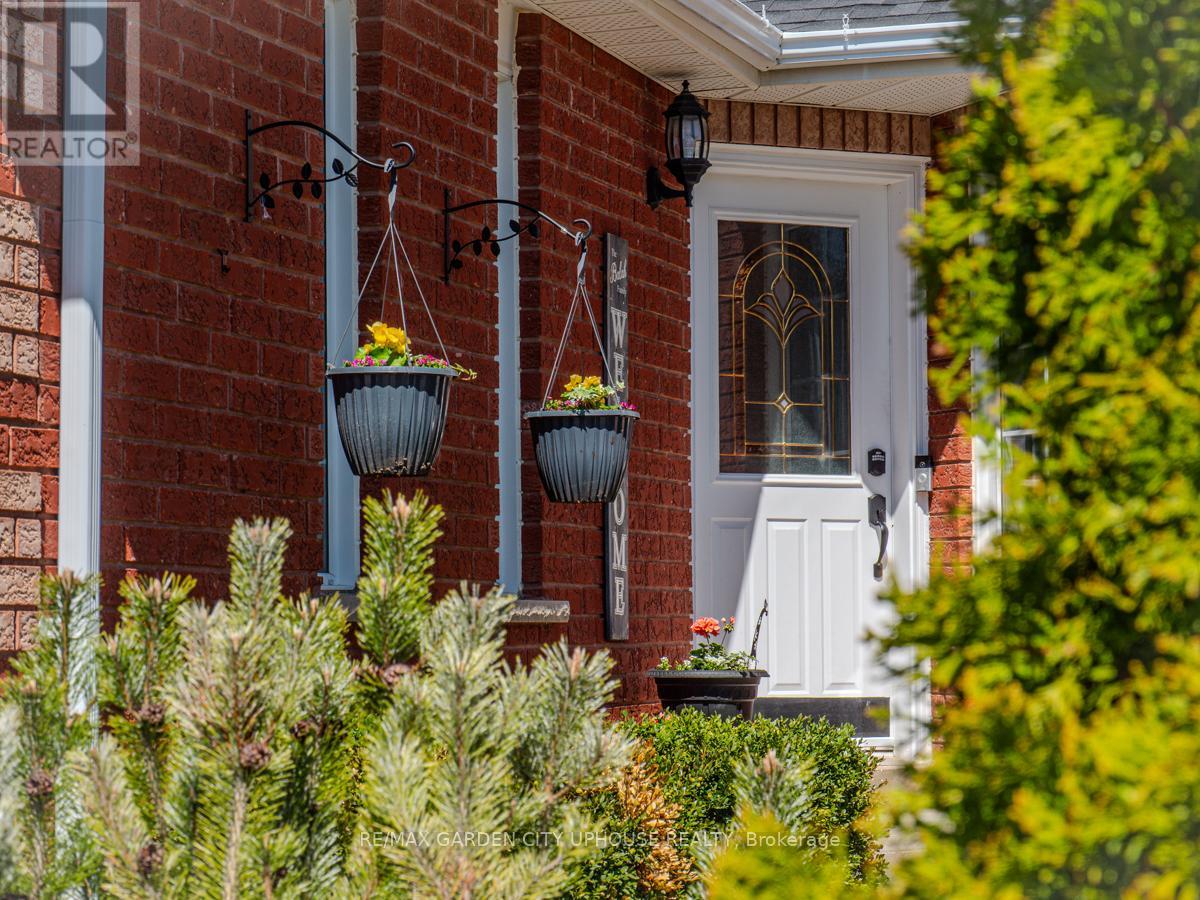 Photo 2 of 22 Grace Crescent, Barrie ON