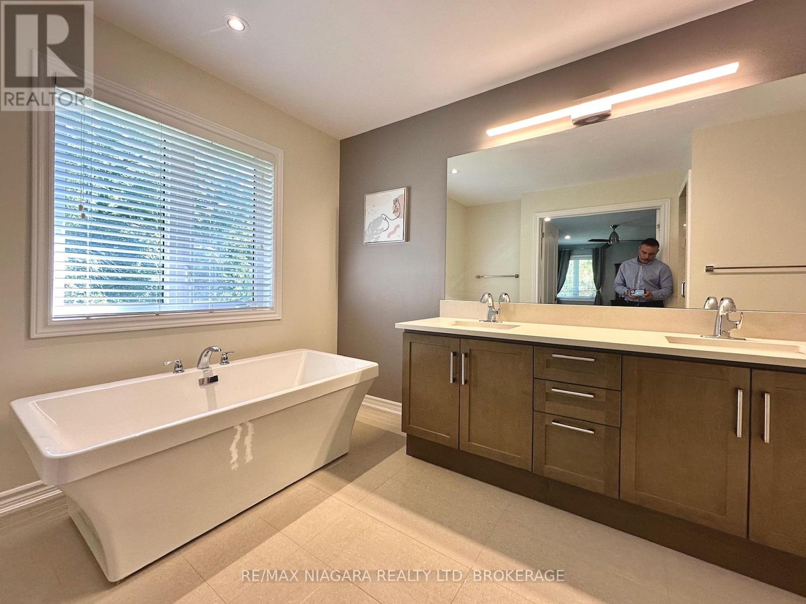 Photo 14 of 104 Cannery Drive, Niagaraonthelake ON