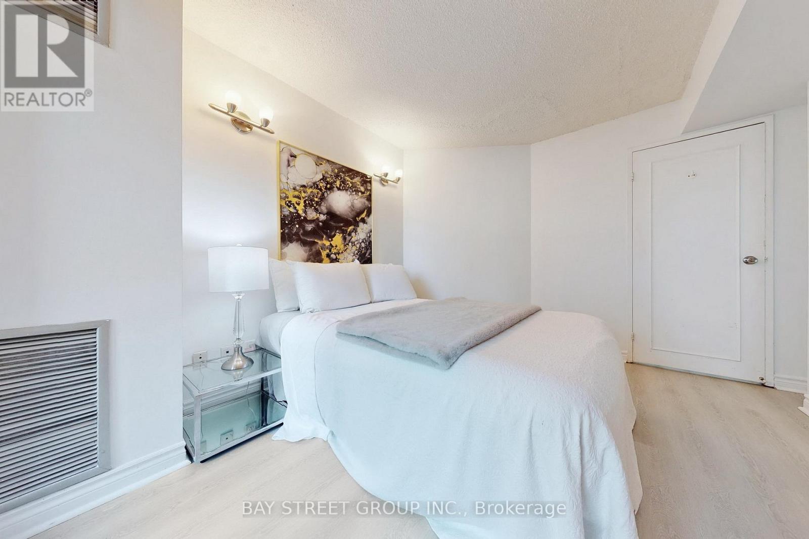 Photo 32 of 601 633 Bay Street, Toronto ON