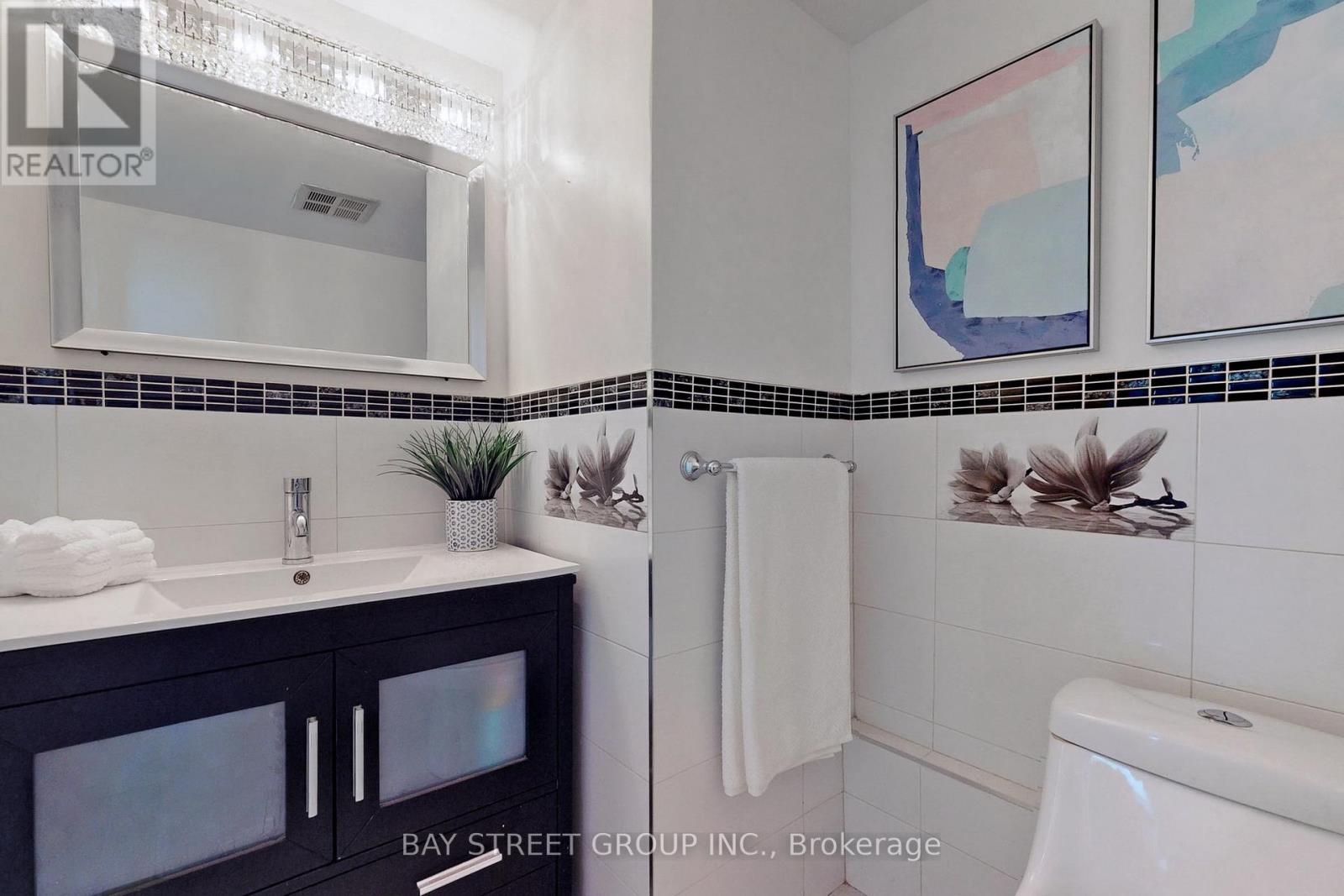 Photo 35 of 601 633 Bay Street, Toronto ON