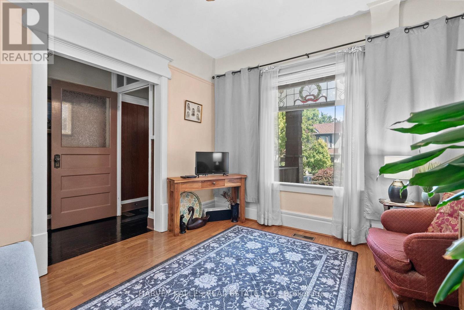 Photo 10 of 22 Seymour Avenue, Toronto ON