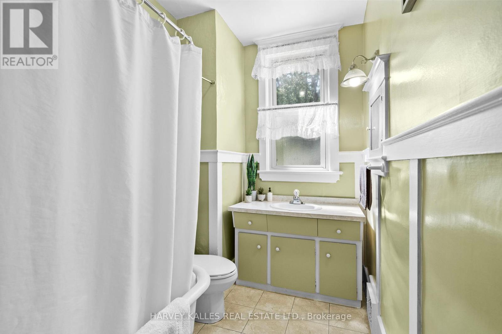 Photo 21 of 22 Seymour Avenue, Toronto ON