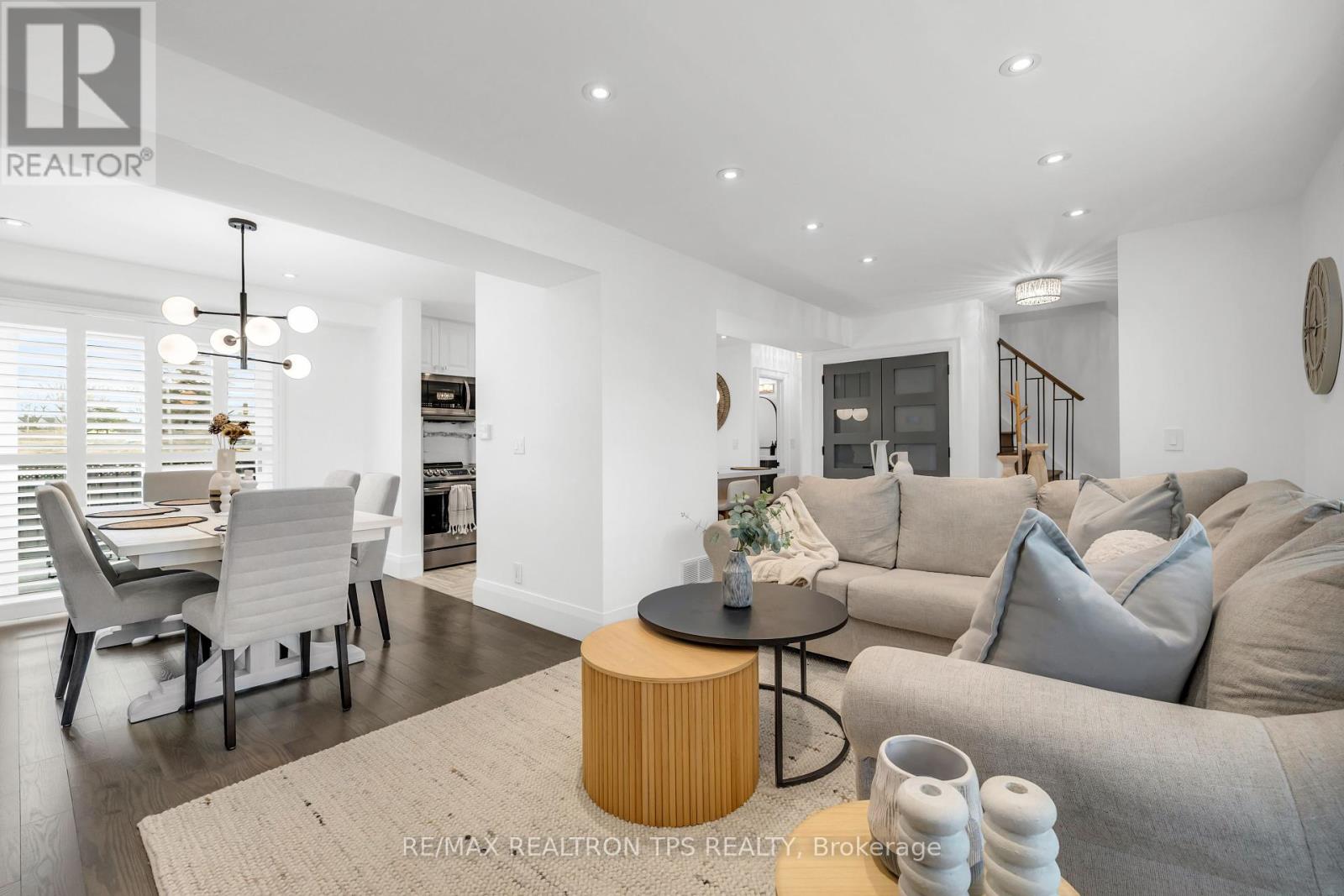 Photo 5 of 58 Oriole Court, Oshawa ON