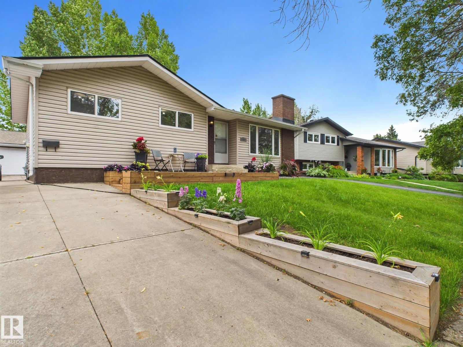 Photo 1 of 8525 92 Av, Fort Saskatchewan AB