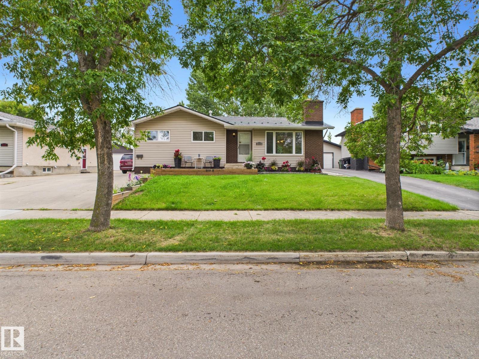 Photo 3 of 8525 92 Av, Fort Saskatchewan AB