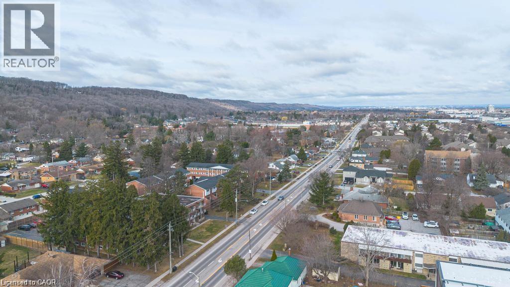 Photo 31 of 70 Livingston Avenue Unit 2, Grimsby ON