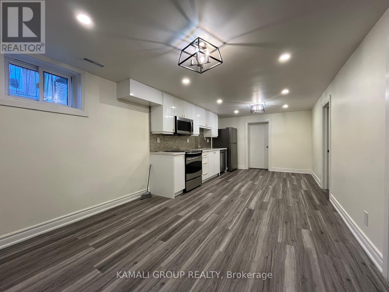 Photo 4 of Bsmt 16 Mosedale Crescent, Toronto ON