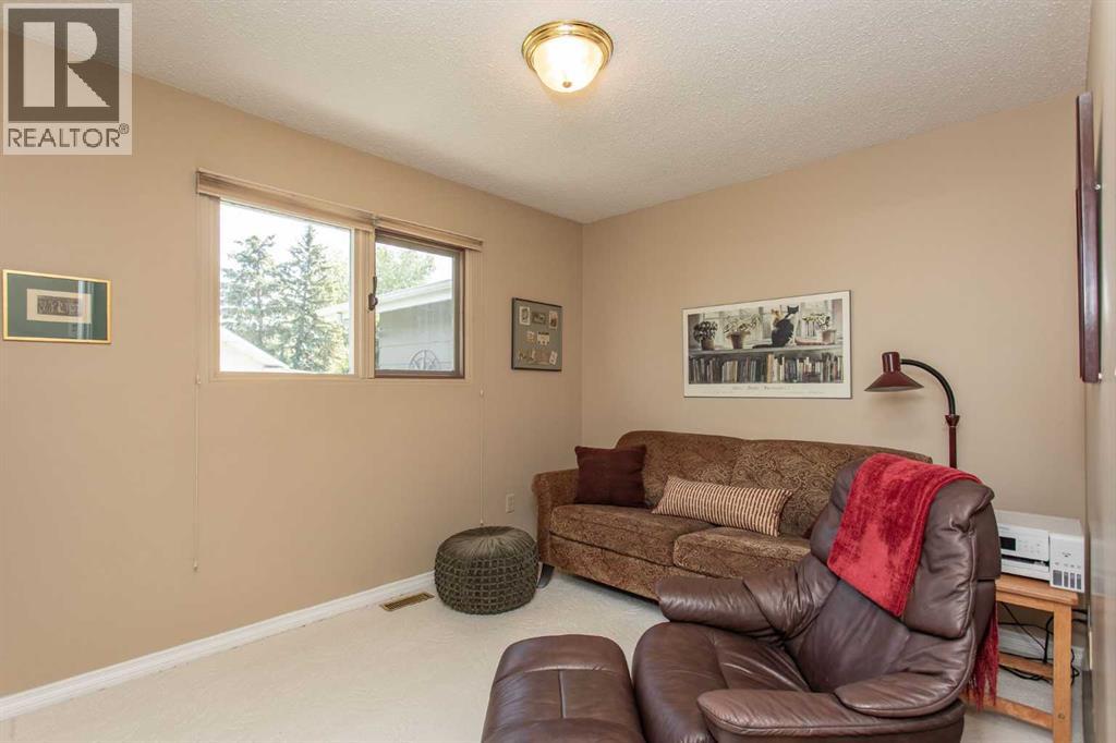 Photo 16 of 19 Oyen Crescent, Red Deer AB