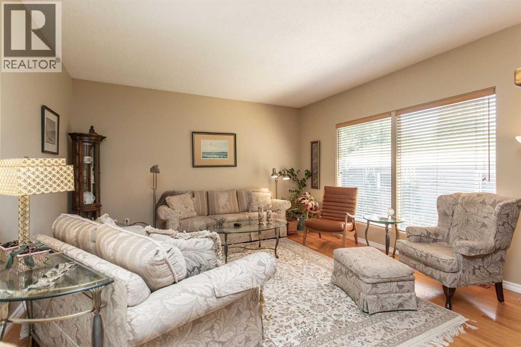 Photo 3 of 19 Oyen Crescent, Red Deer AB