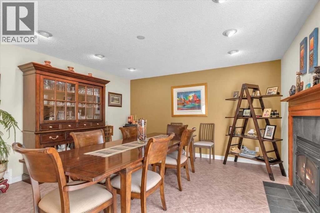 Photo 18 of 67 Woodfield Close Sw, Calgary AB