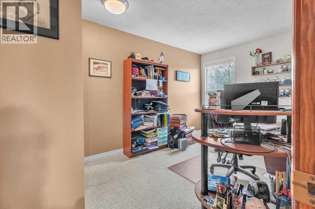 Photo 37 of 67 Woodfield Close Sw, Calgary AB