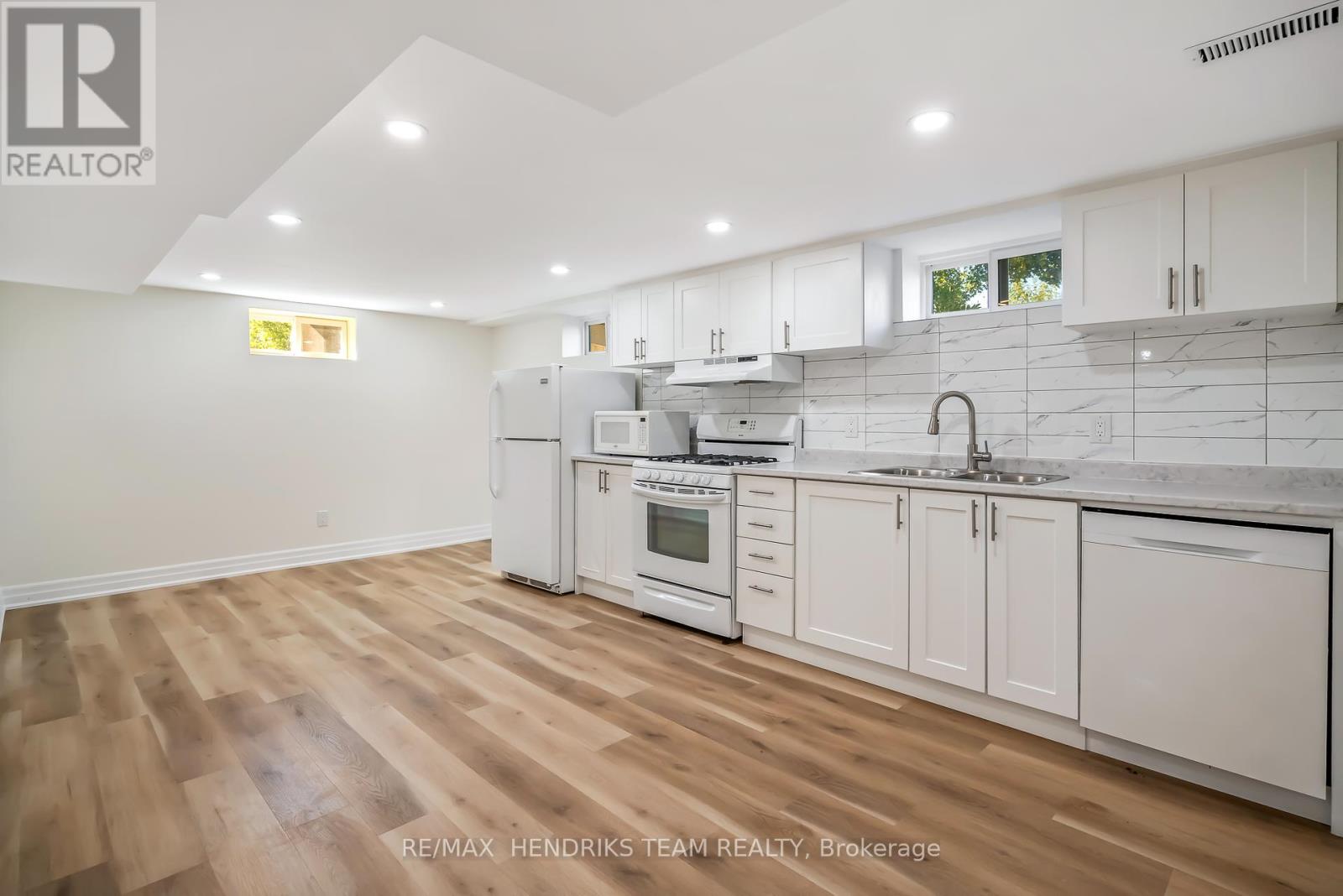 Photo 20 of 37 Coronation Boulevard, St Catharines ON