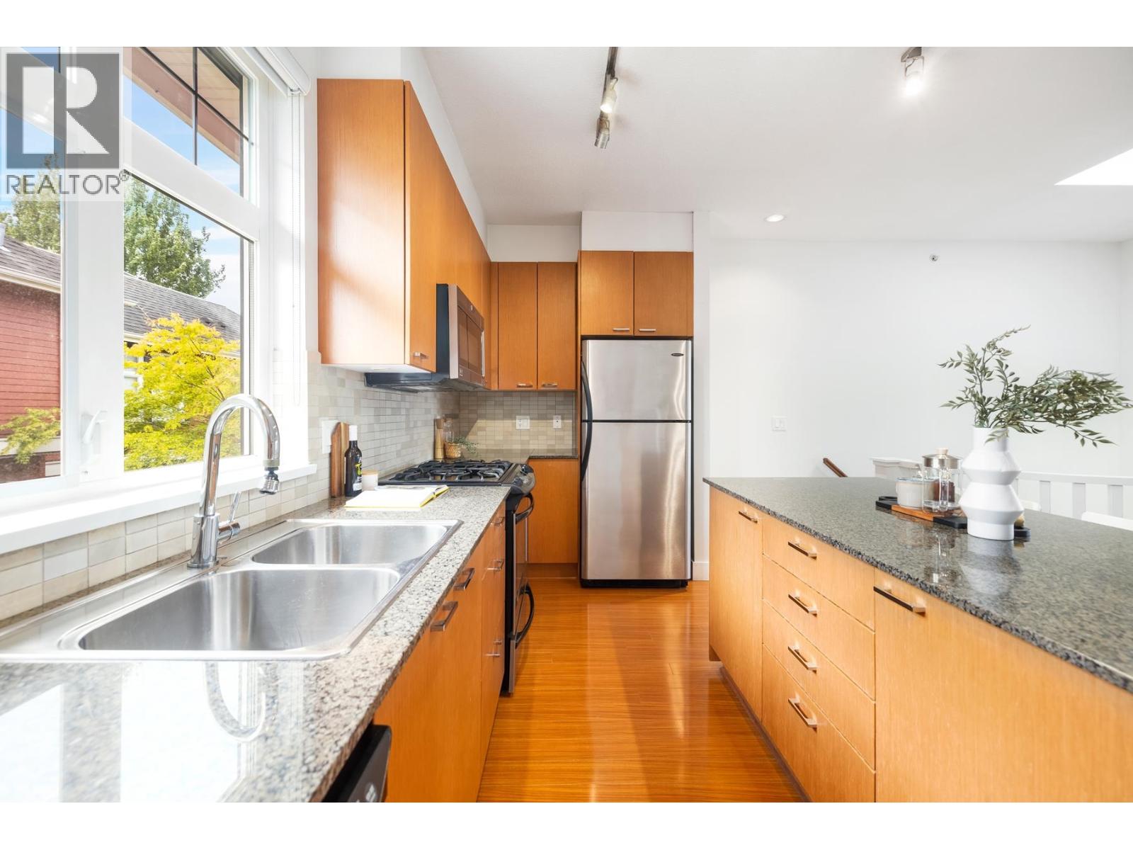 Photo 8 of 2276 St George Street, Vancouver BC