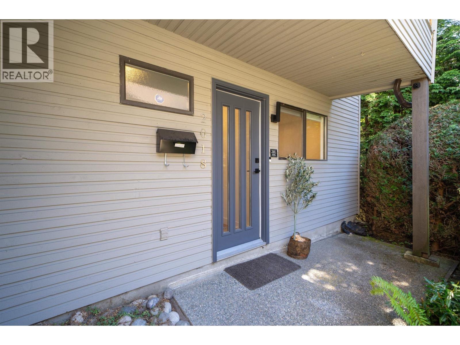 Photo 3 of 2018 Chesterfield Avenue, North Vancouver BC