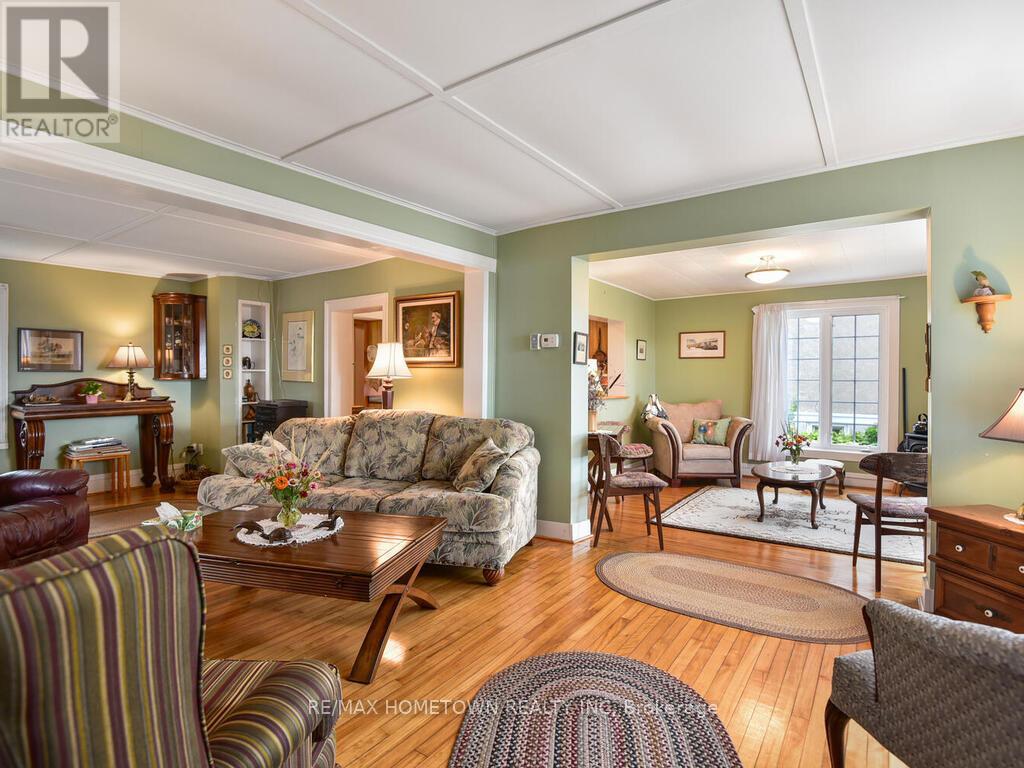 Photo 10 of 92 Water Street E, Brockville ON