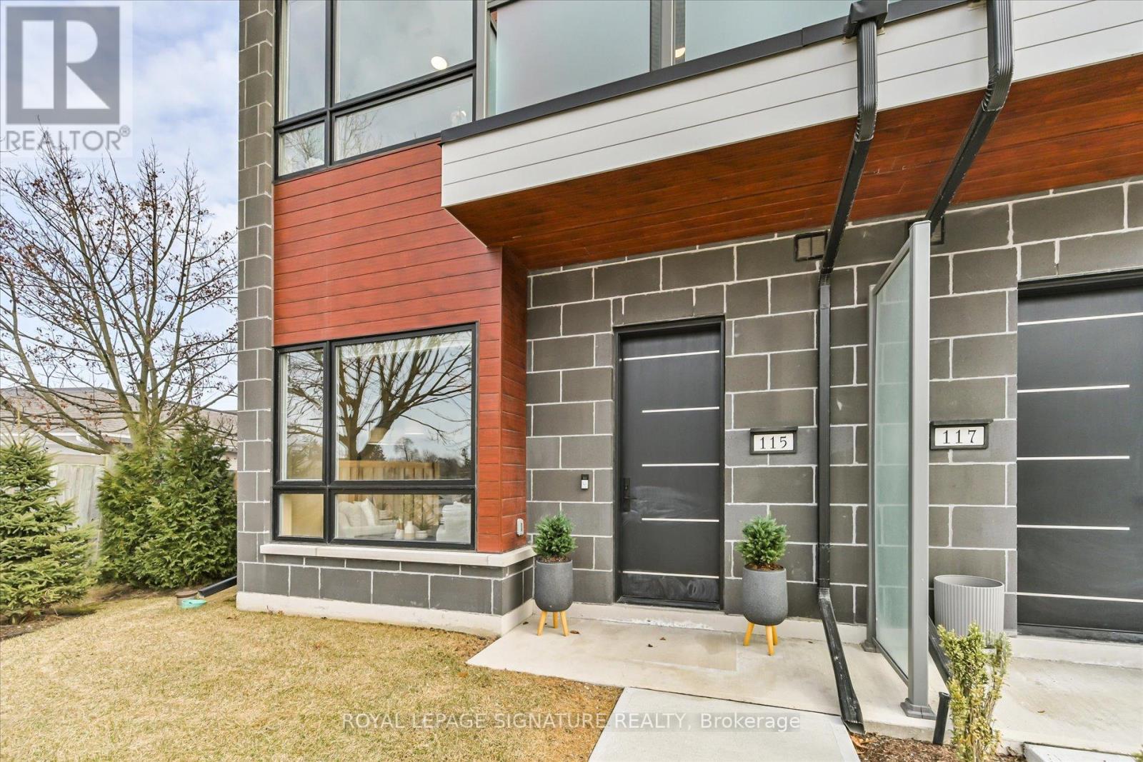 Photo 3 of 115 High Street W, Mississauga ON