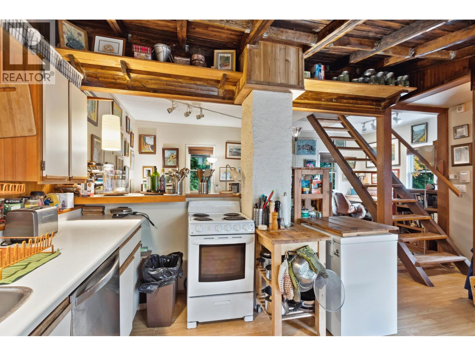 Photo 6 of 713 E St James Road, North Vancouver BC