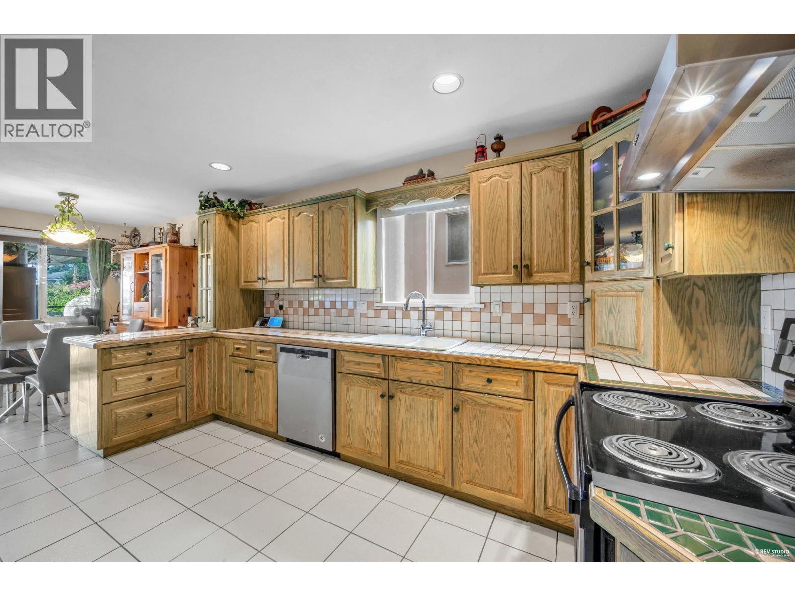 Photo 10 of 7093 Dow Avenue, Burnaby BC