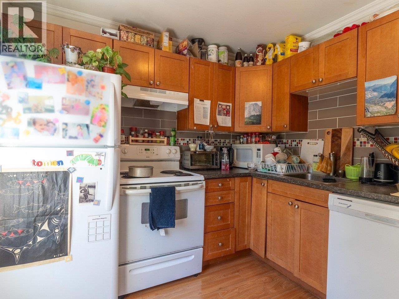 Photo 4 of 3347 W 8th Avenue, Vancouver BC