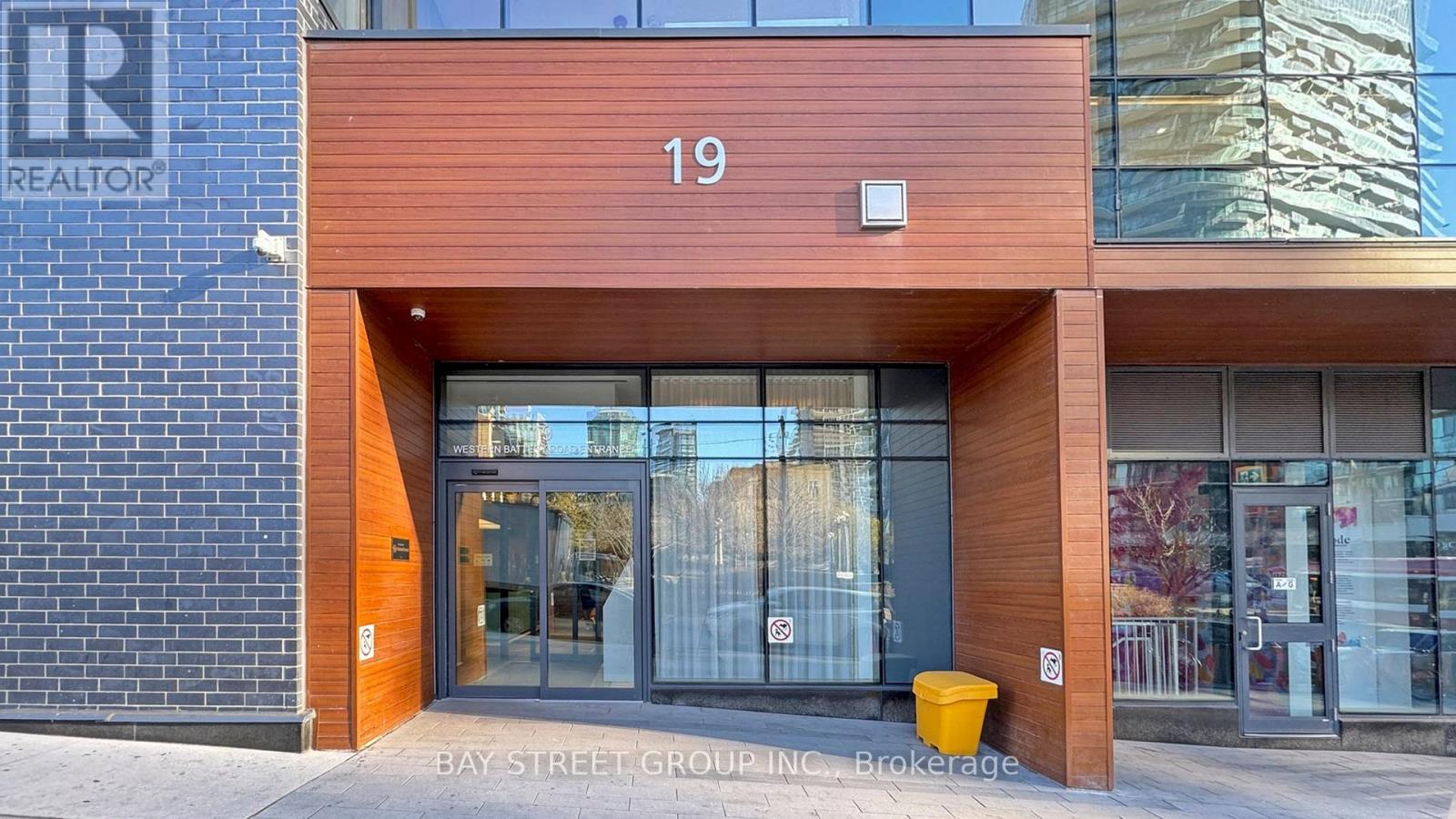 Photo 3 of 2811 19 Western Battery Road, Toronto ON