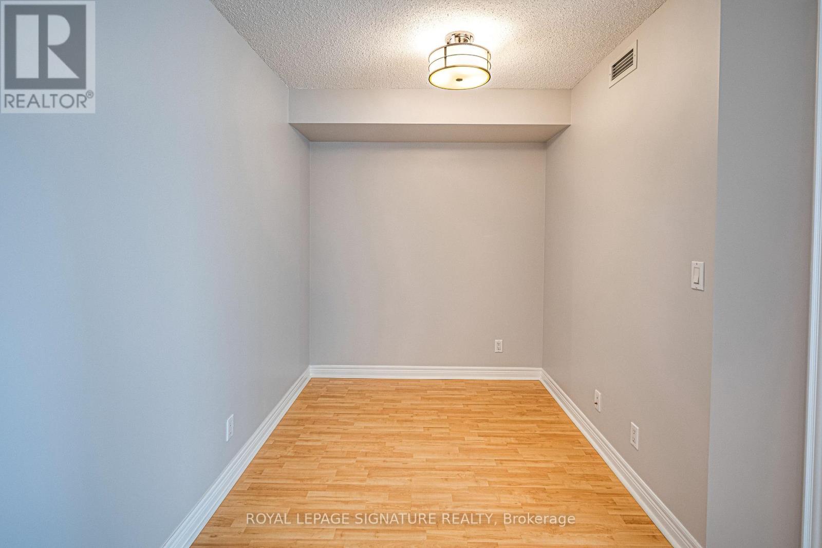 Photo 11 of 402 212 Eglinton Avenue, Toronto ON