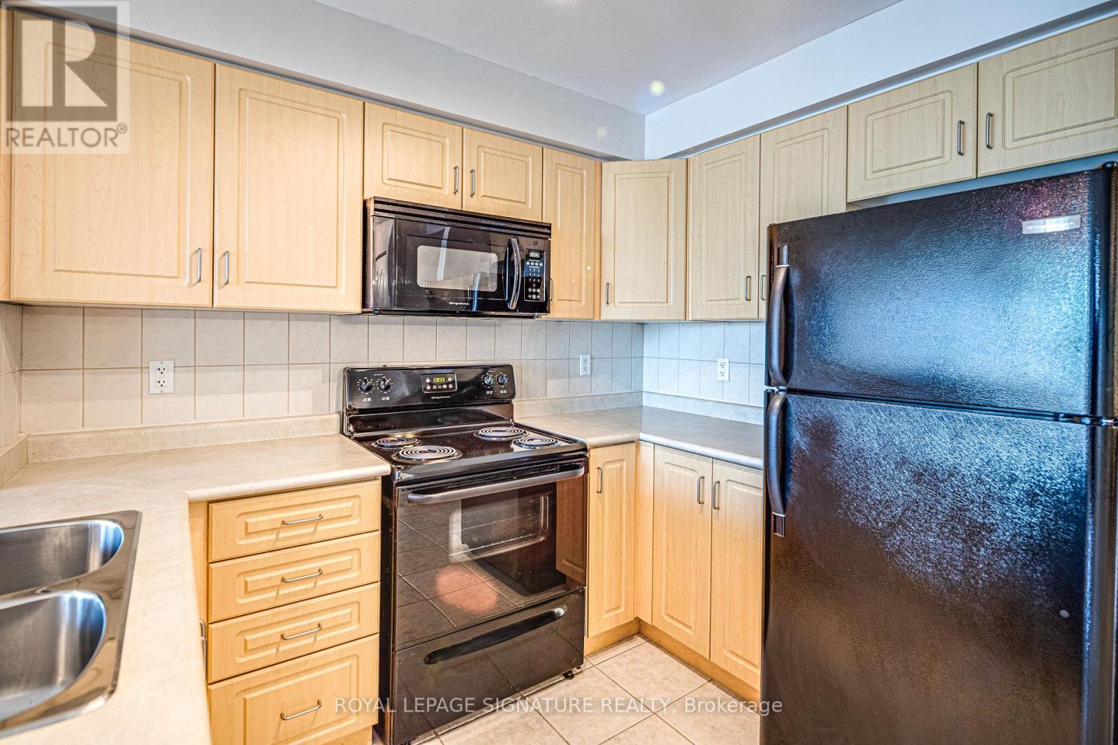 Photo 14 of 402 212 Eglinton Avenue, Toronto ON