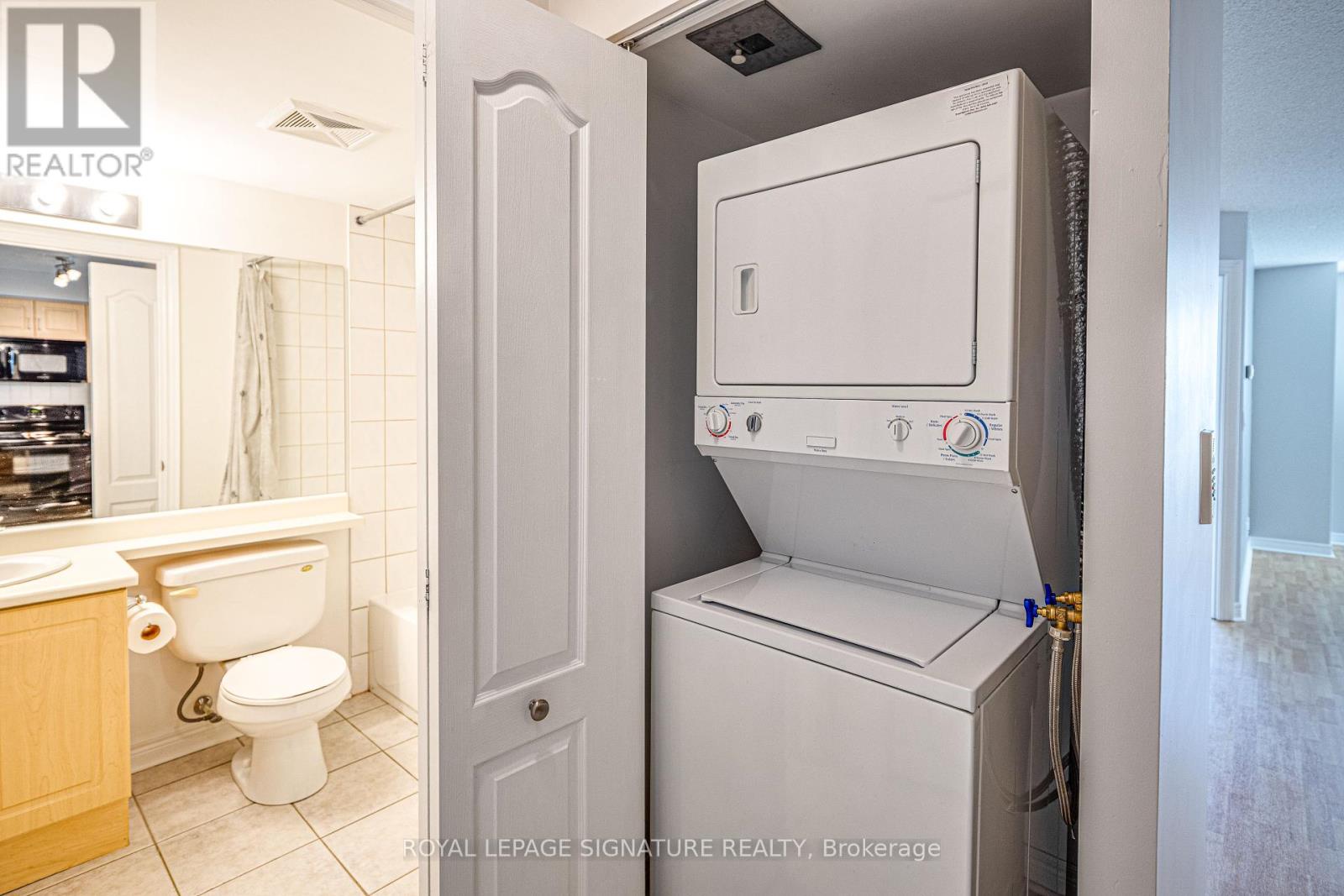 Photo 15 of 402 212 Eglinton Avenue, Toronto ON